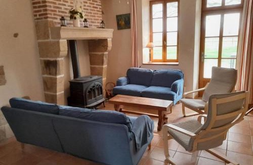 Souvigny House | Gîte à la Ferme avec Piscine et Wifi à Souvigny - FR-1-489-231
