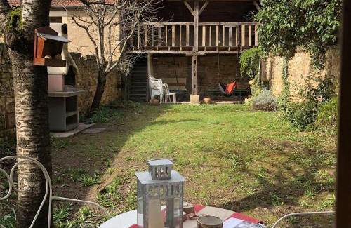 Saint-Amand-Montrond House | Gîte calme avec Spa en été, animaux acceptés, parcage, pour 8 personnes - FR-1-586-64