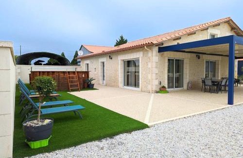 Salles-de-Barbezieux House | Gîte Charentais avec piscine, terrasse, et pêche - confort moderne et charme rural - FR-1-653-87