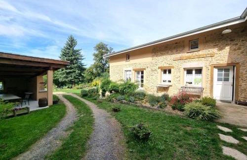 Grammond House | Gîte confortable pour 12 pers. entre Lyon et Saint-Étienne avec jardin et jeux extérieurs - FR-1-496-373