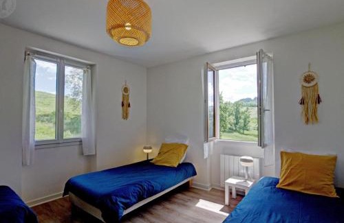 Belmont-de-la-Loire House | Gîtes Champêtres Rénovés avec Terrasse, Jardin, et Activités pour Familles et Amis - FR-1-496-304