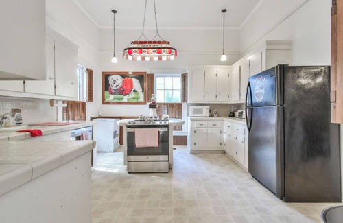 Athens House | Gameday House Steps from Stadium Sleeps 12+ Bulldogs vs. Austin Peay