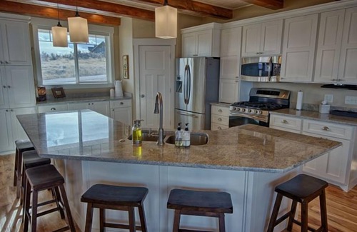 Cherimoya Hill House | Garden City Family Lake House