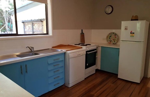 Wonthaggi House | Garden Cottage, Dog Friendly. Wonthaggi.