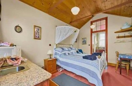 Sorell Hostel | Garden Cottage Studio Double Bed Close to Airport