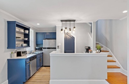 Lower Garden District Condo | Garden District Retreat: Gated Parking, Balcony, Perfect for Couples - Across from Il Mercato