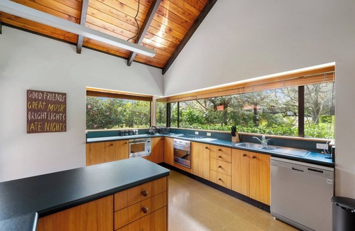 Waipahihi House | Garden Grove - Taupō Holiday Home