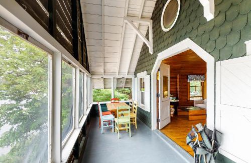 Charlotte House | Garden Island's Willow