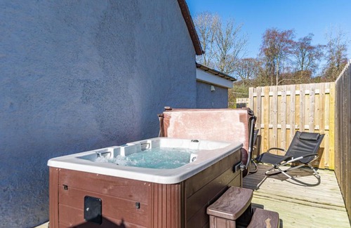 Blairgowrie Apartment | Gardener’s Cottage with Hot Tub