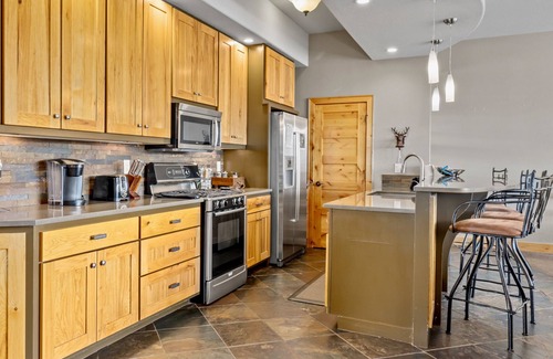 Windcliff Estates Condo | Garlands' Alpine Lodge Luxury Vacation At Windcliff 3 Bedroom Home by RedAwning