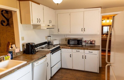 Satin Cabin | Gate House Getaway – Texas Tranquility Awaits