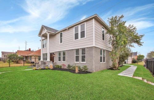 South Central Houston House | Gated Home and Parking I Sleeps up to 24 I Perfect for large groups