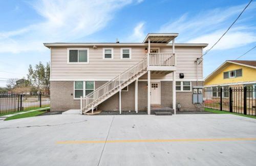 South Central Houston House | Gated Home and Parking I Sleeps up to 24 I Perfect for large groups