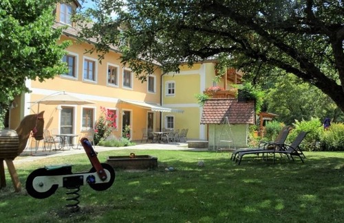 Ploessberg Apartment | Gemütliche Ferienwohnung mit möblierter Terrasse und Zugang zum Garten