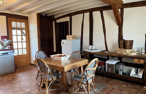 La Vieille-Lyre Villa | Gentle living in a farmhouse surrounded by apple trees