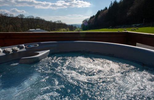 Welshpool Ski Chalet | George Cabin - Log Cabin in Wales with Hot tub