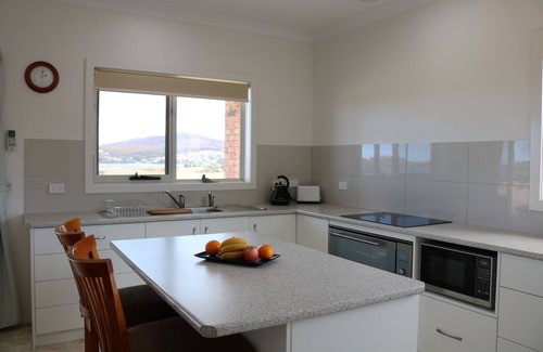 St Helens Cottage | George River Park (Private Suite, 100 Acres, Animals, Bay & Mountain Views)