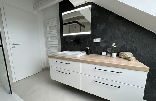 Pressen Apartment | Geräumige DG Fewo in Ruhiger Lage, nah an Leipzig