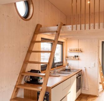 Neuland Boat Rental | Geräumige, hochwertiges Hausboot PETITE mit Kamin