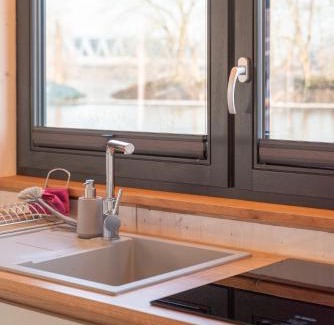 Neuland Boat Rental | Geräumige, hochwertiges Hausboot PETITE mit Kamin