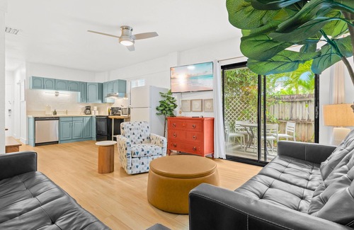 Siesta Key Apartment | Gertrude's Siesta | 100% Private, 8-steps to Beach Path! 4-min Dining & Music! Snorkeling, Sunsets!