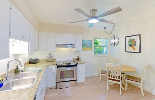 Siesta Key Apartment | Gertrude's Siesta | 8-steps to Beach Path! 4-min Dining & Music! Hammocks, Snorkeling, Sunsets