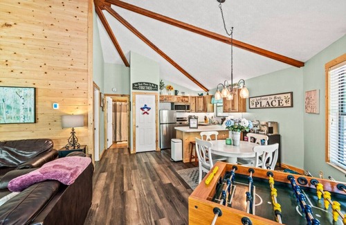Gatlinburg - Pigeon Forge Cabin | Getaway Chalet: 5 Mins to Gatlinburg* Hot Tub + Fireplace + Games