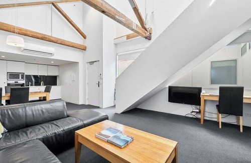 Sullivan's Cove Apartment | Gibson's Mill waterfront loft apartment - 304