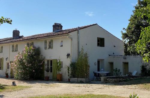 Saint-Simon-de-Pellouaille House | Gite avec piscine et grand jardin