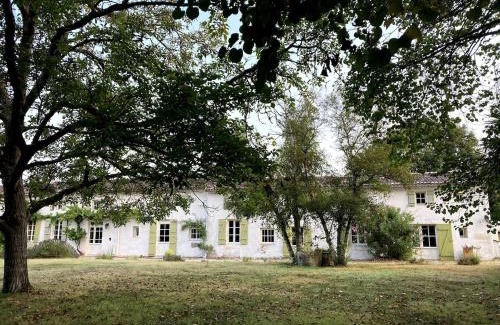 Saint-Simon-de-Pellouaille House | Gite avec piscine et grand jardin