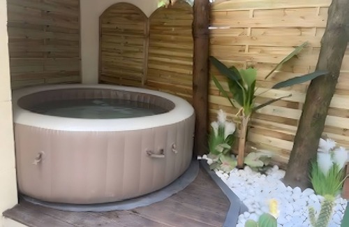 Bourges Cottage | Gîte "La Maison du Ruisseau" with Private Terrace, Balcony and Wi-Fi