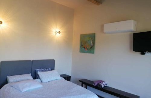 Crespian House | Gite neuf avec accès sauna, bain a remous