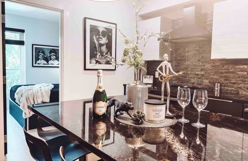 Nashville Condo | Glam 2 Bedroom - On Music Row - Guitar Pool - Sleeps 6