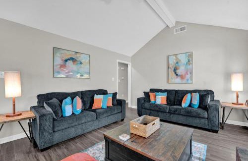 Ellendale Apartment | Glamorous 3BR 2BA Home Spacious Fenced Backyard