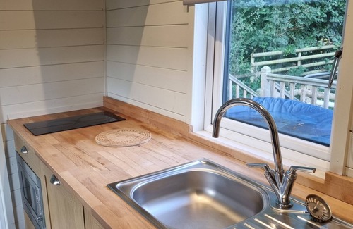 Llanfair Caereinion Ski Chalet | Glamping Hut - Sleeps 2, hot tub & parking