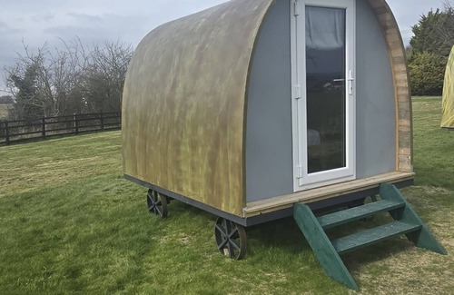 Durrington Cabin | Glamping Pod, Country View & Communal Facility