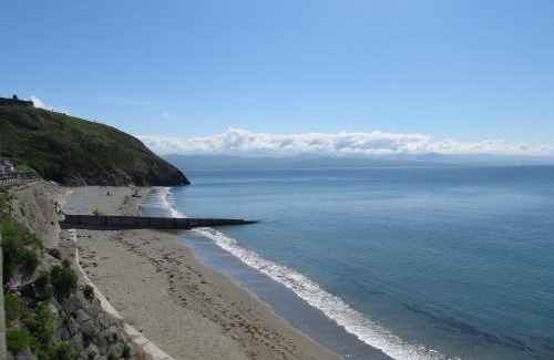 Criccieth House | Glan y Mor, Sleeps 20, 8 Bedrooms, 8 Bathrooms, Seafront, Criccieth