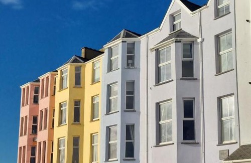 Criccieth House | Glan y Mor, Sleeps 20, 8 Bedrooms, 8 Bathrooms, Seafront, Criccieth