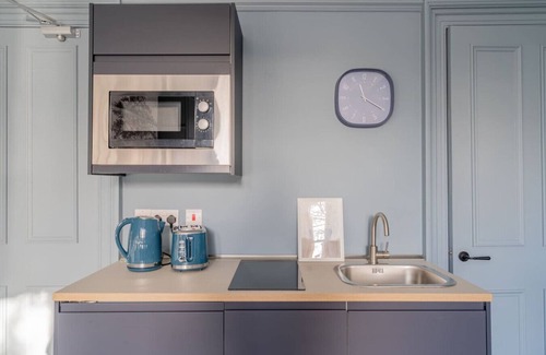 Paisley Apartment | Glasgow & Airport - Stylish Studio with kitchen