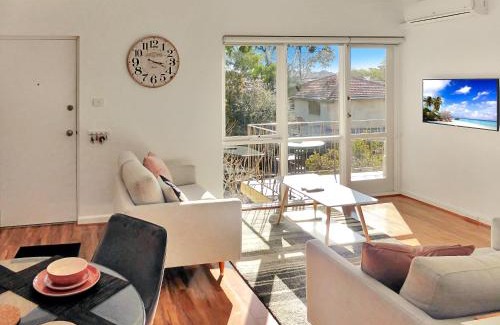 Glen Iris Apartment | Glen Iris, Quiet Boutique 2 bedroom Netflix, WIFI, Parking, Free Wine