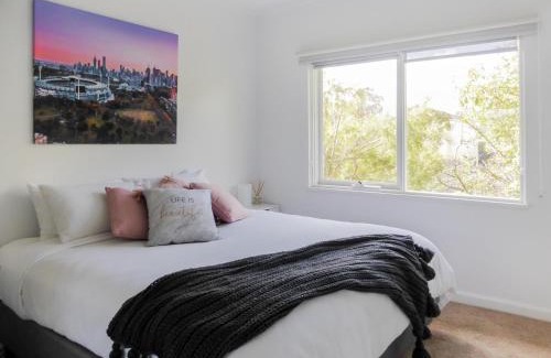 Glen Iris Apartment | Glen Iris, Quiet Boutique 2 bedroom Netflix, WIFI, Parking, Free Wine