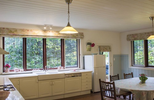 Warburton House | Glenbrook Cottage in Warburton