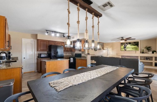 Larissa House | Glendale getaway Pool & Games