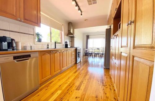 Kooringal House | Glen’s Haven with Lakeviews