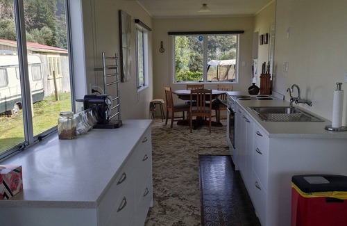 Kawhia Cottage | Glorious views and relaxation a plenty