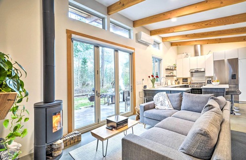 Gold Bar Cottage | Gold Bar Cabin on Skykomish River: Heated Swim Spa