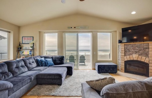 Gold Beach House | Gold Beach Retreat Private Hot Tub and Ocean Views!