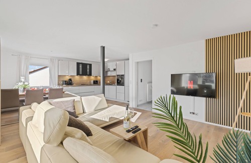 Guenzburg Apartment | GOLDCREAM XL up to 8 people, MODERN, NETFLIX