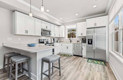 Edgewater House | Golden Anchor Retreat; Lux Living! - Sleeps 7