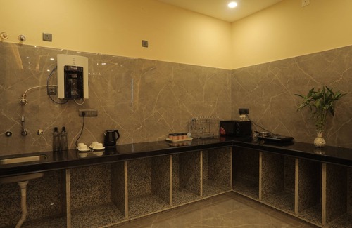 Gayariawas House | Golden Glow - Luxury 1BHK Apt with Bathtub by Ivory Stays